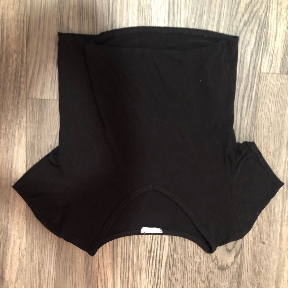Black v neck crop top